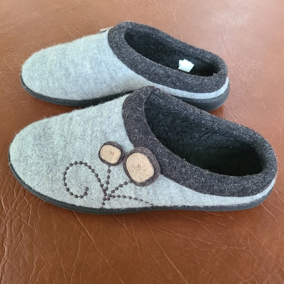 Acorn Gray and Black Slippers with Floral Accent - Picture 1 of 9